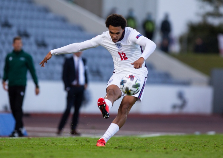 咪咕官网-近3个赛季五大联赛英格兰右后卫创造机会榜:阿诺德132次居首